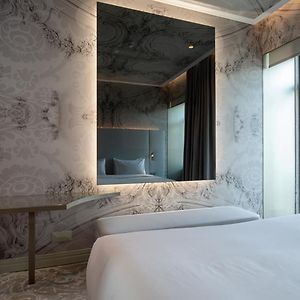 Camera con letto king size